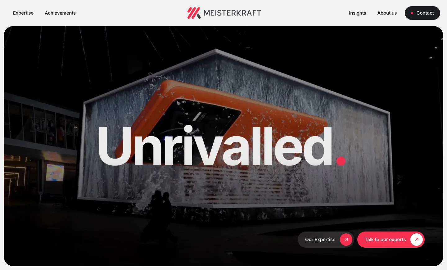La page d’accueil de MeisterKraft : son film d’ouverture sur le mot Unrivalled, projeté sur un bâtiment de nuit, avec les liens vers ses expertises et ses experts